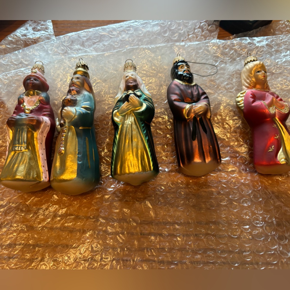 7 pieces of Larry Fraga  glass blown nativity set